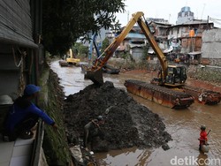 Ekskavator di Pulomas Terguling, Timpa Satu Mobil