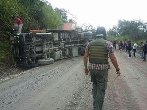 Sopir Mengantuk, Bus yang Bawa 50 Karyawan Freeport Terguling