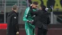 Usai pertandingan, Gennarro Gattuso memeluk Donnarumma yang masih terlihat kecewa. Foto: Marco Luzzani/Getty Images