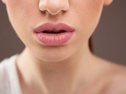 Agar Bibir Tak Kering dan Pecah-pecah Ini 8 Asupan yang Perlu Dikonsumsi