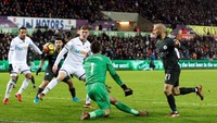 Di babak kedua, City mempertahankan tekanan dan tak membiarkan tuan rumah mengembangkan kepercayaan diri. Silva mencetak gol keduanya di laga ini pada menit ke-52, lewat cukilan cantik melewati Fabianski. (Foto: Andrew Boyers/Action Images via Reuters)