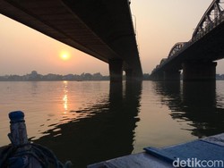Sunset di Tepi Sungai Gangga yang Mencuri Hati
