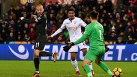 Tapi di menit ke-27, David Silva mencetak gol dan membawa City unggul. Pertandingan pun semakin dalam genggaman City. (Foto: Rebecca Naden/REUTERS)