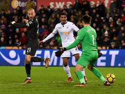 Tapi di menit ke-27, David Silva mencetak gol dan membawa City unggul. Pertandingan pun semakin dalam genggaman City. (Foto: Rebecca Naden/REUTERS)