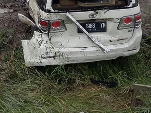 Banting Setir Karena Genangan Air, Mobil Terbalik di Arteri Porong