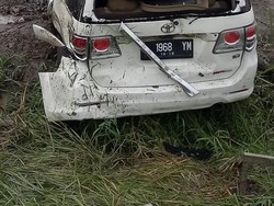 Banting Setir Karena Genangan Air, Mobil Terbalik di Arteri Porong