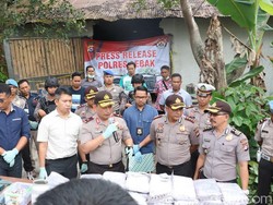 Polisi Gerebek Pabrik PCC di Lebak Banten, 2 Juta Pil Disita