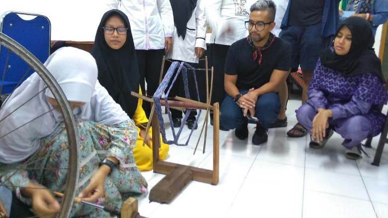 Didiet Maulana Desainer Tas Grammy Awards Apresiasi Tenun Kediri