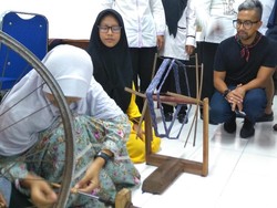 Didiet Maulana Desainer Tas Grammy Awards Apresiasi Tenun Kediri