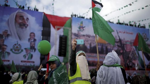 Para pendukung Hamas di perayaan 30 tahun organisasi itu di Gaza.