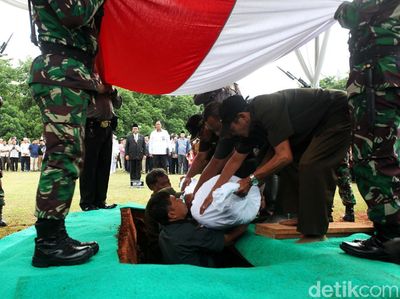 AM Fatwa Dimakamkan di TMP Kalibata