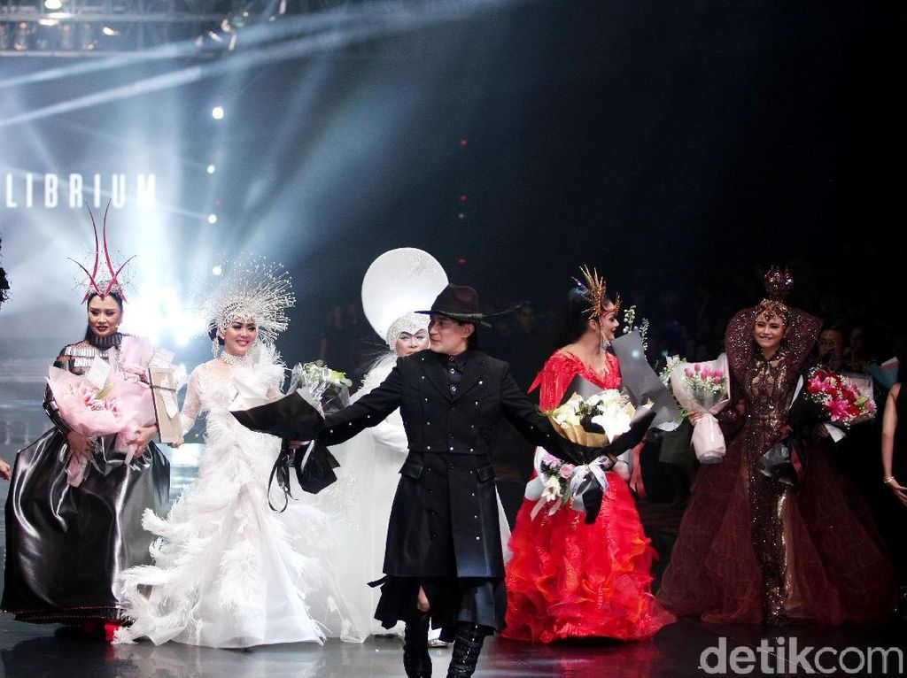 Rinaldy A Yunardi Ciptakan Aksesori Bertema Indonesia Bersama 8 Florist Rinaldy A Yunardi Ciptakan Aksesori Bertema Indonesia Bersama 8 Florist