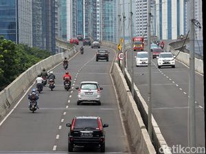 Polisi Kewalahan Hadapi Pemotor yang Sempat Sumbat JLNT Kasablanka Polisi Kewalahan Hadapi Pemotor yang Sempat Sumbat JLNT Kasablanka