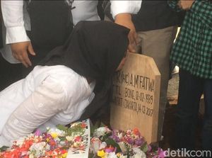 Kenangan Sang Putri Temani Hari-hari Terakhir AM Fatwa Kenangan Sang Putri Temani Hari-hari Terakhir AM Fatwa