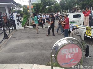 Ada Konser Dukung Petani Kulon Progo di Depan Kantor PT AP I Yogya Ada Konser Dukung Petani Kulon Progo di Depan Kantor PT AP I Yogya