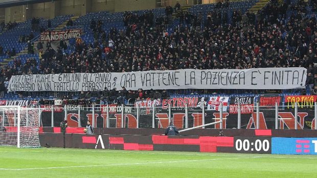Spanduk fans AC Milan yang menyerang Gianluigi Donnarumma