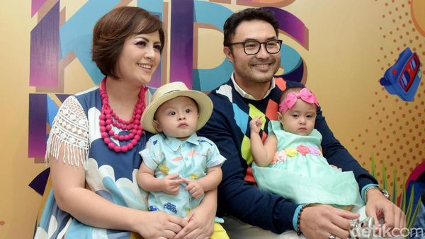 Happy Family! Senyum Bahagia Keluarga Surya Saputra Happy Family! Senyum Bahagia Keluarga Surya Saputra