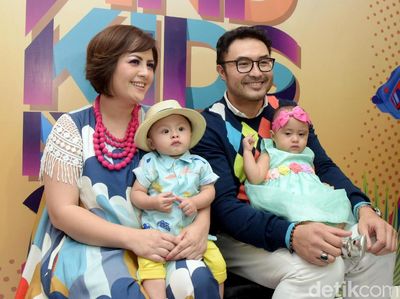 Happy Family! Senyum Bahagia Keluarga Surya Saputra
