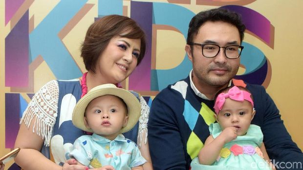 Surya Saputra, Cynthia Lamusu, dan anak kembarnya, Tatjana dan Bima.