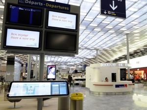 Gelandangan Ini Temukan Uang Rp 4,7 M di Bandara, Dibalikin Nggak Ya?