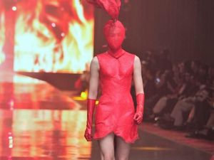 Rinaldy A. Yunardi Olah Tali Rafia Jadi Aksesori Dramatis di Equilibrium