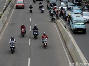 Foto: Lagi, Pemotor Bermental Baja Nekat Terobos JLNT Kasablanka Foto: Lagi, Pemotor Bermental Baja Nekat Terobos JLNT Kasablanka