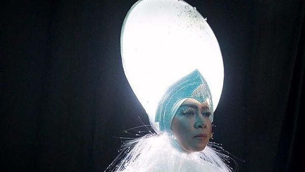 Foto: Gaya Hijab Unik Melly Goeslaw Pakai Bohlam di Atas Kepala