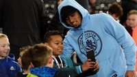 Kali ini gantian Gabriel Jesus yang duduk di bangku cadangan. Jesus sempat meladeni permintaan foto dari anak-anak sebelum laga dimulai. (Foto: Rebecca Naden/REUTERS)