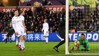 City terus mengurung pertahanan Swansea dan menggulirkan bola dari sisi ke sisi. Namun gol kedua lahir dari situasi bola mati pada menit ke-34, saat tendangan Kevin de Bruyne dari sisi kiri mengarah langsung ke gawang dan mengecoh kiper Swansea Lukasz Fabianski. (Foto: Rebecca Naden/REUTERS)