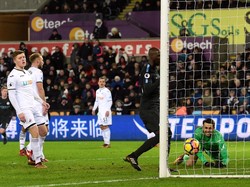 City terus mengurung pertahanan Swansea dan menggulirkan bola dari sisi ke sisi. Namun gol kedua lahir dari situasi bola mati pada menit ke-34, saat tendangan Kevin de Bruyne dari sisi kiri mengarah langsung ke gawang dan mengecoh kiper Swansea Lukasz Fabianski. (Foto: Rebecca Naden/REUTERS)