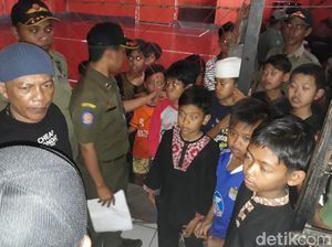 Satpol PP Soreang Bubarkan Anak-anak yang Main Game di Warnet Satpol PP Soreang Bubarkan Anak-anak yang Main Game di Warnet