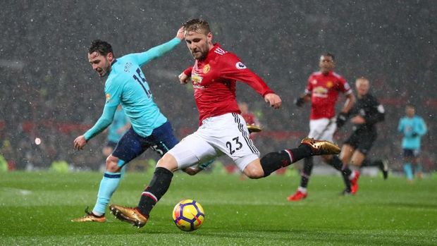 Rangkulan Mourinho untuk Shaw