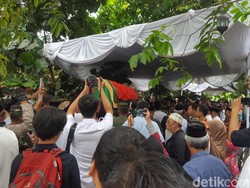 Jenazah AM Fatwa Tiba di Rumah Duka di Pejaten
