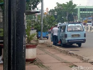 Jorok dan Bau! Jalanan di Matraman Jadi Toilet Umum Sopir Angkot