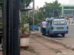 Curhat Pasukan Oranye Bersihkan Sisa Kencing Sopir Angkot
