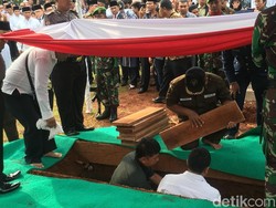 AM Fatwa Dimakamkan Secara Militer di TMP Kalibata
