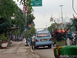 Cerita Pasukan Oranye Bersihkan Sisa Kencing Sembarangan di Matraman