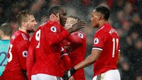 Para pemain MU kemudian memeluk dan memberi ucapan selamat. Lukaku menyambut walaupun ekspresinya masih tanpa senyum. (Foto: Jason Cairnduff/Action Images via Reuters)
