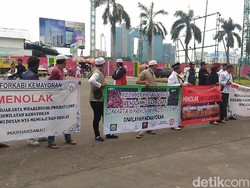 Bawa Spanduk Tolak DWP, Massa Demo di JIExpo