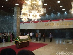 DPD RI Serahkan Jenazah AM Fatwa ke Keluarga