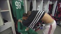 Donnarumma tampak terpukul di ruang ganti. Kapten Leonardo Bonucci pun menyemangati kiper berusia 18 tahun itu untuk menghadapi pertandingan. Foto: Screenshot video.gazzetta.it