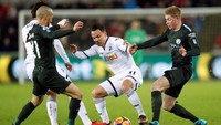 Selepas kick-off, City sempat cukup kesulitan menghadapi Swansea yang bermain rapat dan defensif. (Foto: Andrew Boyers/Action Images via Reuters)