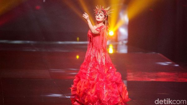 Foto: Adu Gaya 6 Diva Indonesia di Fashion Show Rinaldy A. Yunardi