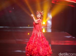 Foto: Adu Gaya 6 Diva Indonesia di Fashion Show Rinaldy A. Yunardi