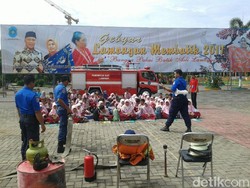 Saat Pelajar SD di Lamongan Latihan Memadamkan Api