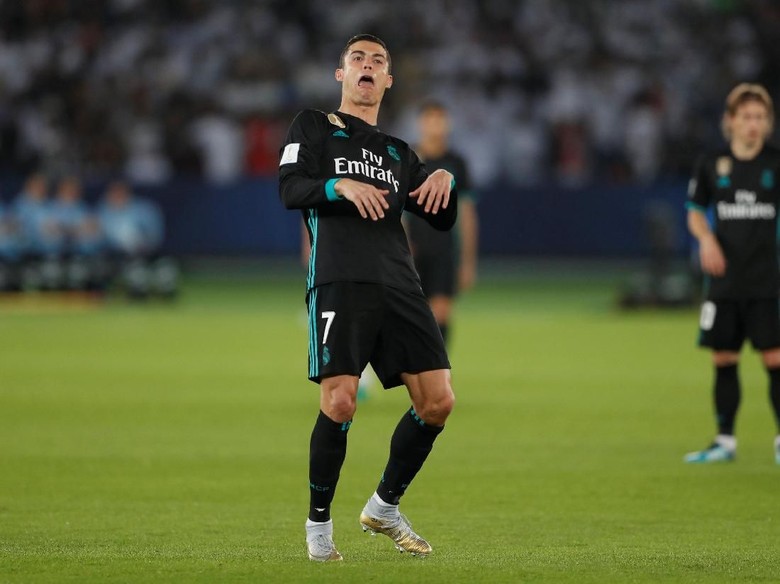 Reaksi Ronaldo Saat Fans Al-Jazira Mengelukan Messi Reaksi Ronaldo Saat Fans Al-Jazira Mengelukan Messi