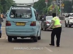 Kesal, Polisi Timpuk Sopir yang Kencing Sembarangan di Matraman