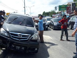 Hindari Emak-emak Nyelonong Bawa Motor, Avanza Seruduk Pulau Jalan