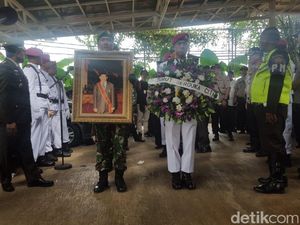 Pelepasan Secara Militer, Jenazah AM Fatwa Dibawa ke TMP Kalibata Pelepasan Secara Militer, Jenazah AM Fatwa Dibawa ke TMP Kalibata