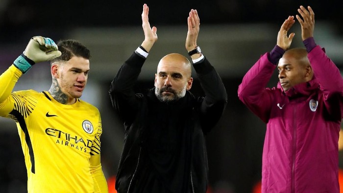 Soccer Football - Premier League - Swansea City vs Manchester City - Liberty Stadium, Swansea, Britain - December 13, 2017   Manchester City manager Pep Guardiola and Fernandinho applaud the fans at the end of the match as Ederson celebrates   Action Images via Reuters/Andrew Boyers    EDITORIAL USE ONLY. No use with unauthorized audio, video, data, fixture lists, club/league logos or 